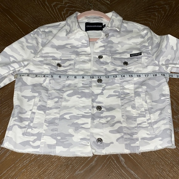 🆑 CALVIN KLEIN JEANS Camo-Print Trucker Jacket - Picture 11 of 13